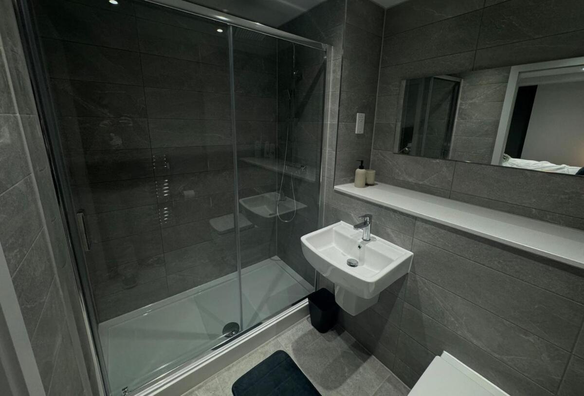 Modern 2-Bedroom Apartment In Heart Of Liverpool Luaran gambar